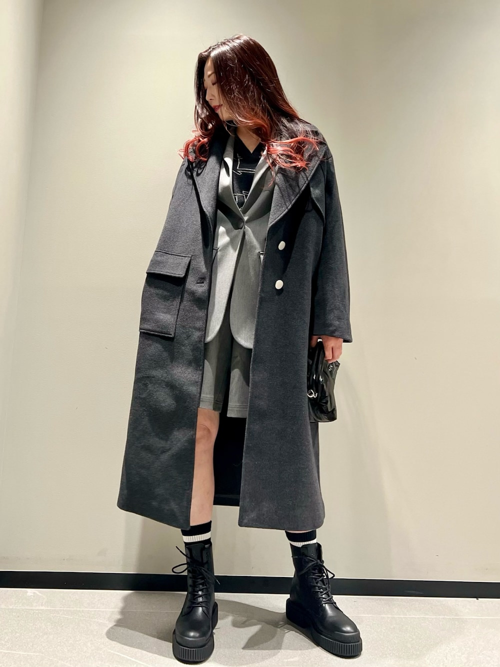 「AXchanger、AXchange、アルマーニエクスチェンジ、armaniexchange、セットアップ、韓国ファッション、テーラードジャケット、シンプルコーデ、ワントーンコーデ、モード、レイヤードスタイル、きれいめカジュアル、ロングコート、コート、アウター」｜「ARMANI EXCHANGEの【A|X アルマーニ エクスチェンジ】ロゴテープデザイン　チャンキーレースアップブーツ（ブーツ、ブラック系）」を使った、Queen♡さん（レディース・167cm）の冬コーディネートの1枚目の写真