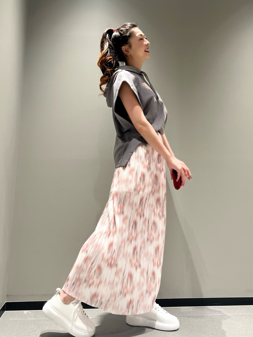 「AXchanger、AXchange、アルマーニエクスチェンジ、armaniexchange、プリーツスカート、パーカー、レイヤードスタイル、スニーカーコーデ、淡色コーデ、花柄、スウェット、春夏コーデ、リラックススタイル、カラーコーデ、高身長女子」｜「ARMANI EXCHANGEの【A|X アルマーニ エクスチェンジ】ロゴベルト　プリーツミディスカート（スカート、その他）」を使った、Queen♡さん（レディース・167cm）の春コーディネートの1枚目の写真