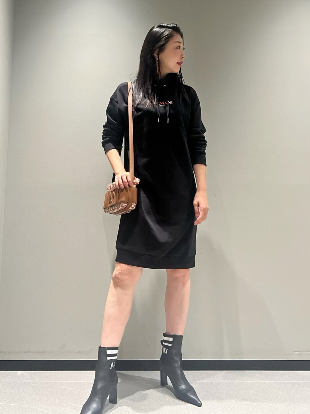「AXchanger、AXchange、アルマーニエクスチェンジ、アツいコーデ全部見せ、モノトーン、ストリート、ショルダーバッグ、秋服準備はじめました、ワンピース、スウェットワンピース、韓国ファッション、ショートブーツ、ソックスブーツ、高身長女子、ロゴスウェット」｜「ARMANI EXCHANGEの【A|X アルマーニ エクスチェンジ】デザインロゴ　スウェットワンピース(LOGO CAPSULE)（ワンピース、ブラック系）」を使った、Queen♡さん（レディース・167cm）の夏コーディネートの1枚目の写真