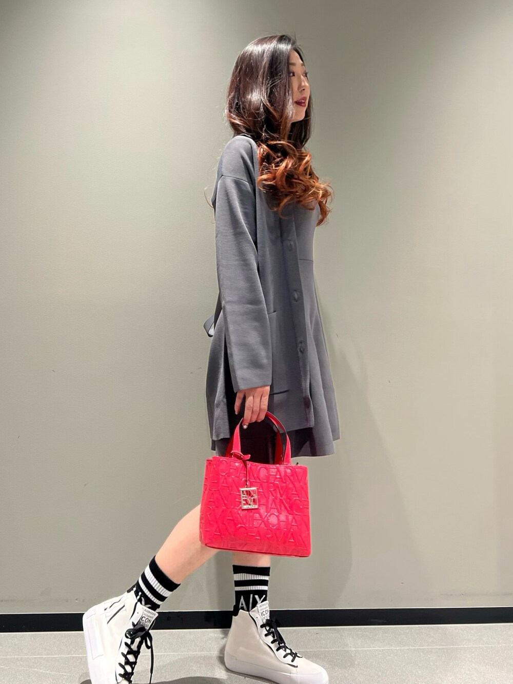 「AXchanger、AXchange、アルマーニエクスチェンジ、armaniexchange、韓国ファッション、セットアップ、スニーカー、ワントーンコーデ、ほめられ本命コーデ、ジャケット、トートバッグ、きれいめカジュアル、春カラー、春コーデ、フレアスカート」｜「ARMANI EXCHANGEの【A|X アルマーニ エクスチェンジ】ICON ハイカットスニーカー（スニーカー、ホワイト系）」を使った、Queen♡さん（レディース・167cm）の冬コーディネートの1枚目の写真