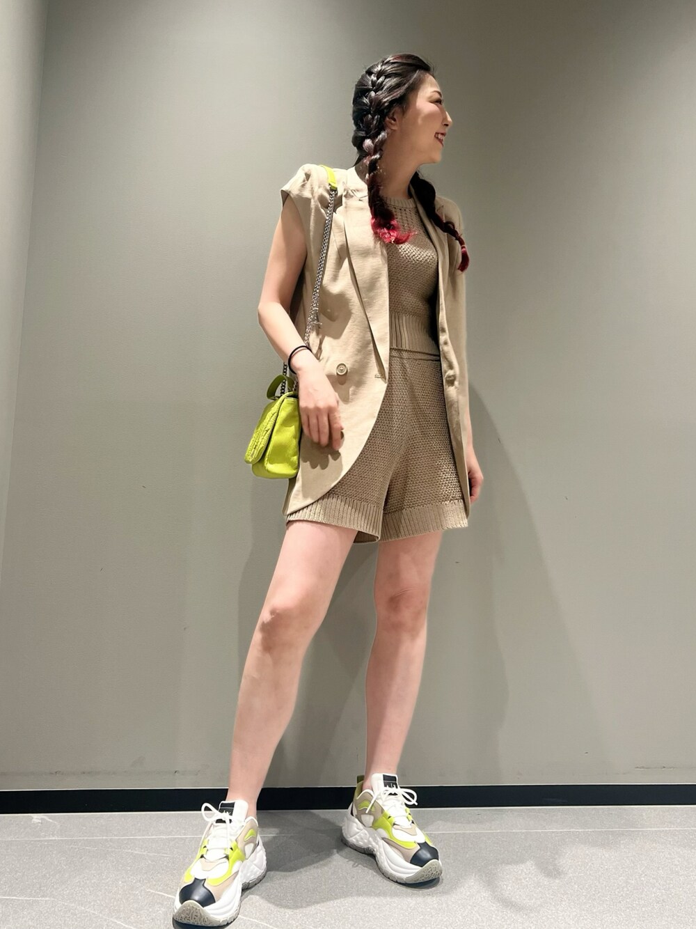 「AXchanger、AXchange、アルマーニエクスチェンジ、armaniexchange、韓国ファッション、オルチャンファッション、セットアップスタイル、ベストコーデ、ベスト、ベージュ、ワントーンコーデ、ビタミンカラー、シアートップス、淡色コーデ、高身長女子」｜「ARMANI EXCHANGEの【A|X アルマーニ エクスチェンジ】ドロップショルダー　ノースリーブジャケット（テーラードジャケット、ベージュ系）」を使った、Queen♡さん（レディース・167cm）の春コーディネートの1枚目の写真