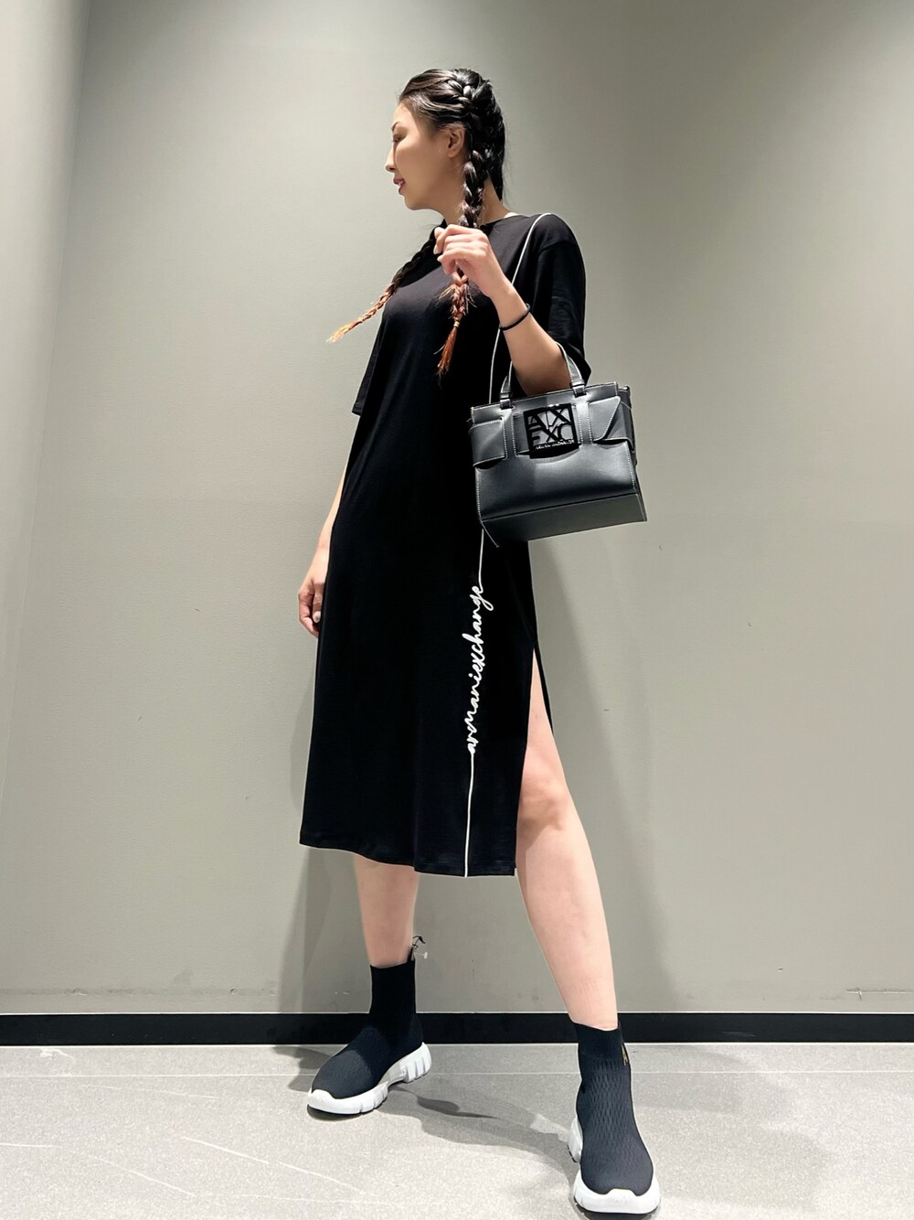 「AXchanger、AXchange、アルマーニエクスチェンジ、Tシャツワンピ、ワンピース×スニーカー、ワントーンコーデ、ブラックコーデ、楽チンコーデ、シンプルコーデ、ハイカットスニーカー、ワンピース、オールブラック、高身長女子、ラクチンコーデ、ミニバッグ」｜「ARMANI EXCHANGEの【A|X アルマーニ エクスチェンジ】ラインロゴ　Tシャツワンピース（ワンピース、ブラック系）」を使った、Queen♡さん（レディース・167cm）の夏コーディネートの1枚目の写真