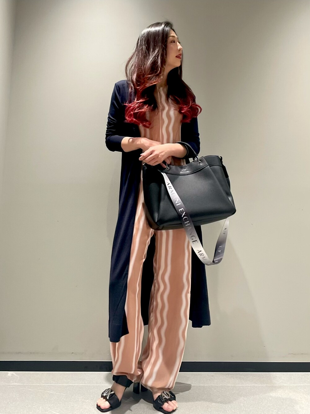 「AXchanger、AXchange、アルマーニエクスチェンジ、高身長女子、カーディガン、サマーニット、サロペット、シアートップス、シンプルコーデ、トートバッグ、モード、オトナ女子、きれいめコーディネート、春コーデ、休日コーデ」｜「ARMANI EXCHANGEの【A|X アルマーニ エクスチェンジ】ロゴ　ニットカーディガン（カーディガン/ボレロ、ブルー系）」を使った、Queen♡さん（レディース・167cm）の春コーディネートの1枚目の写真