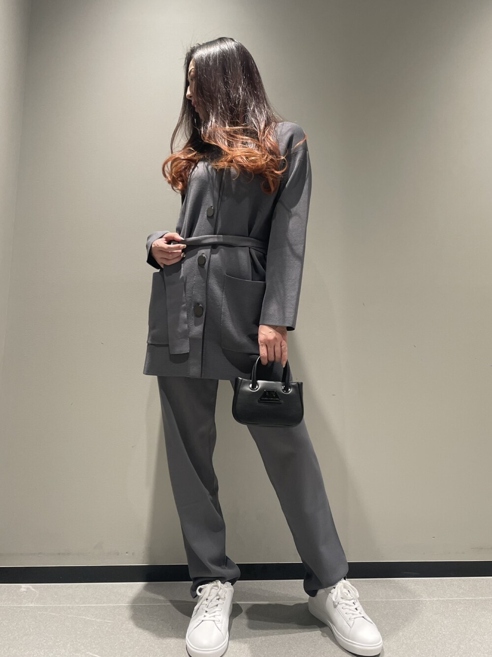 「AXchanger、AXchange、アルマーニエクスチェンジ、armaniexchange、韓国ファッション、セットアップ、ニット、春色、シンプルコーデ、ジャケット、ほめられ本命コーデ、スニーカー、カーディガン、ニットジャケット、レイヤードスタイル」｜「ARMANI EXCHANGEの【A|X アルマーニ エクスチェンジ】ウエストリボン付き　ニットシャツジャケット（その他アウター、グレー系）」を使った、Queen♡さん（レディース・167cm）の冬コーディネートの1枚目の写真