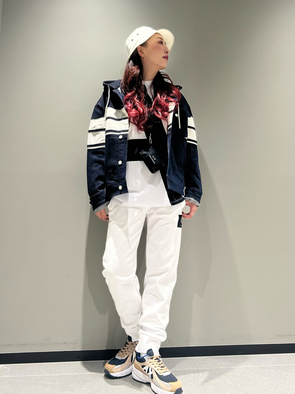 「AXchanger、AXchange、アルマーニエクスチェンジ、armaniexchange、スウェット、オーバーサイズ、デニム、デニムジャケット、いまどきジャケット写真、春服コーデ、レイヤードスタイル、スウェットパンツ、高身長女子、バケットハット、ラクチンコーデ」｜「ARMANI EXCHANGEの【A|X アルマーニ エクスチェンジ】ロゴ　バケットハット（ハット、ホワイト系）」を使った、Queen♡さん（レディース・167cm）の春コーディネートの1枚目の写真