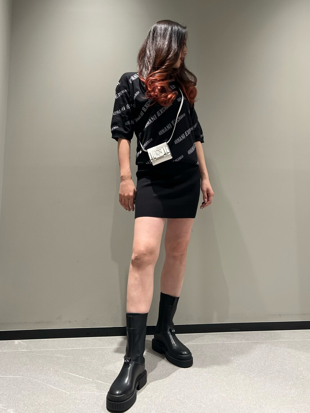 「AXchanger、AXchange、アルマーニエクスチェンジ、armaniexchange、ニット、ニットワンピース、マーメイドスカート、ブーツ、ロゴニット、タイトスカート、デート、ミニバッグ、新作、高身長女子、総柄」｜「ARMANI EXCHANGEの【A|X アルマーニ エクスチェンジ】ウェーブロゴ　裾リブニットワンピース（ワンピース、ブラック系）」を使った、Queen♡さん（レディース・167cm）の冬コーディネートの1枚目の写真
