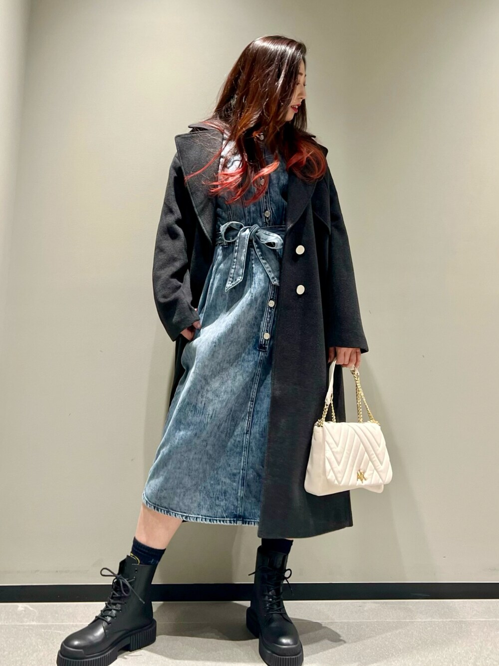 「AXchanger、AXchange、アルマーニエクスチェンジ、armaniexchange、ロングコート、アウター、チェスターコート、冬コーデ、コート、デニム、デニムワンピース、ハンドバッグ、ブーツ、高身長女子、きれいめカジュアル」｜「ARMANI EXCHANGEの【A|X アルマーニ エクスチェンジ】デザインポケット　チェスターコート（チェスターコート、グレー系）」を使った、Queen♡さん（レディース・167cm）の冬コーディネートの1枚目の写真