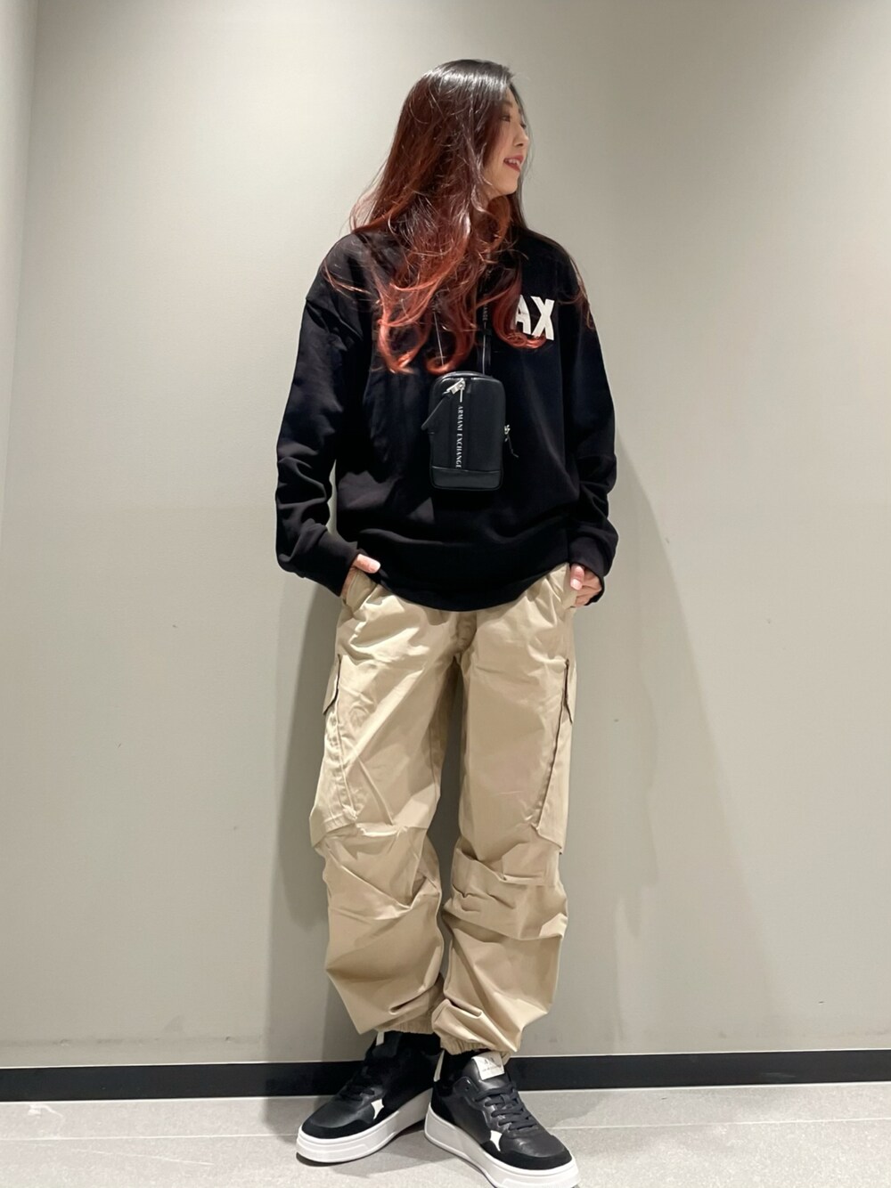 「AXchanger、AXchange、アルマーニエクスチェンジ、オーバーサイズ、ビッグシルエット、メンズライク、カーゴパンツ、スウェット、ストリート、ミニバッグ、モノトーン、レイヤードスタイル、ベージュ×ブラック、シンプルスタイル、高身長女子」｜「ARMANI EXCHANGEの【A|X アルマーニ エクスチェンジ】AXロゴ スウェットプルオーバー (UNISEX CAPSULE)（スウェット、ブラック系）」を使った、Queen♡さん（レディース・167cm）の夏コーディネートの1枚目の写真