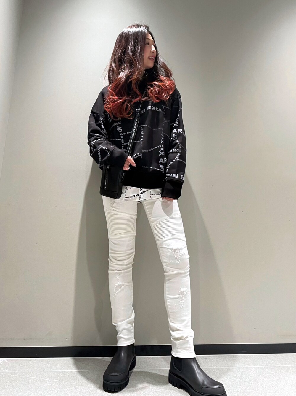 「AXchanger、AXchange、アルマーニエクスチェンジ、armaniexchange、ビッグシルエット、デニム、バイカーデニム、レイヤードスタイル、ロゴスウェット、オーバーサイズ、メンズライク、ストリート、ストリートカジュアル、シャツスタイル、新作」｜「ARMANI EXCHANGEの【A|X アルマーニ エクスチェンジ】オプティカルオールオーバーロゴ　スウェットプルオーバー（スウェット、ブラック系）」を使った、Queen♡さん（レディース・167cm）の冬コーディネートの1枚目の写真