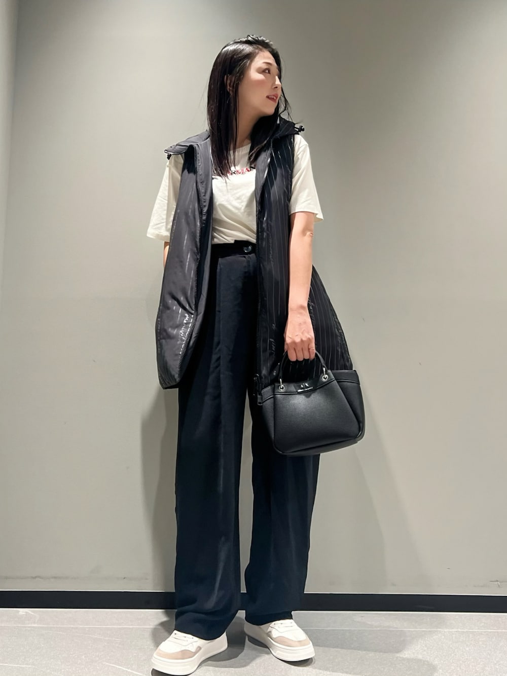 「AXchanger、AXchange、アルマーニエクスチェンジ、ダウンベスト、ベスト、モノトーン、ロゴT、ミモレ丈、ストリート、ワイドパンツ、ワイドパンツ×スニーカー、韓国ファッション、高身長女子、オトナ女子、Tシャツ」｜「ARMANI EXCHANGEの【A|X アルマーニ エクスチェンジ】デザインロゴ　半袖クルーネッククロップドTシャツ/CROPPED (LOGO CAPSULE)（Tシャツ/カットソー、ホワイト系）」を使った、Queen♡さん（レディース・167cm）の夏コーディネートの1枚目の写真