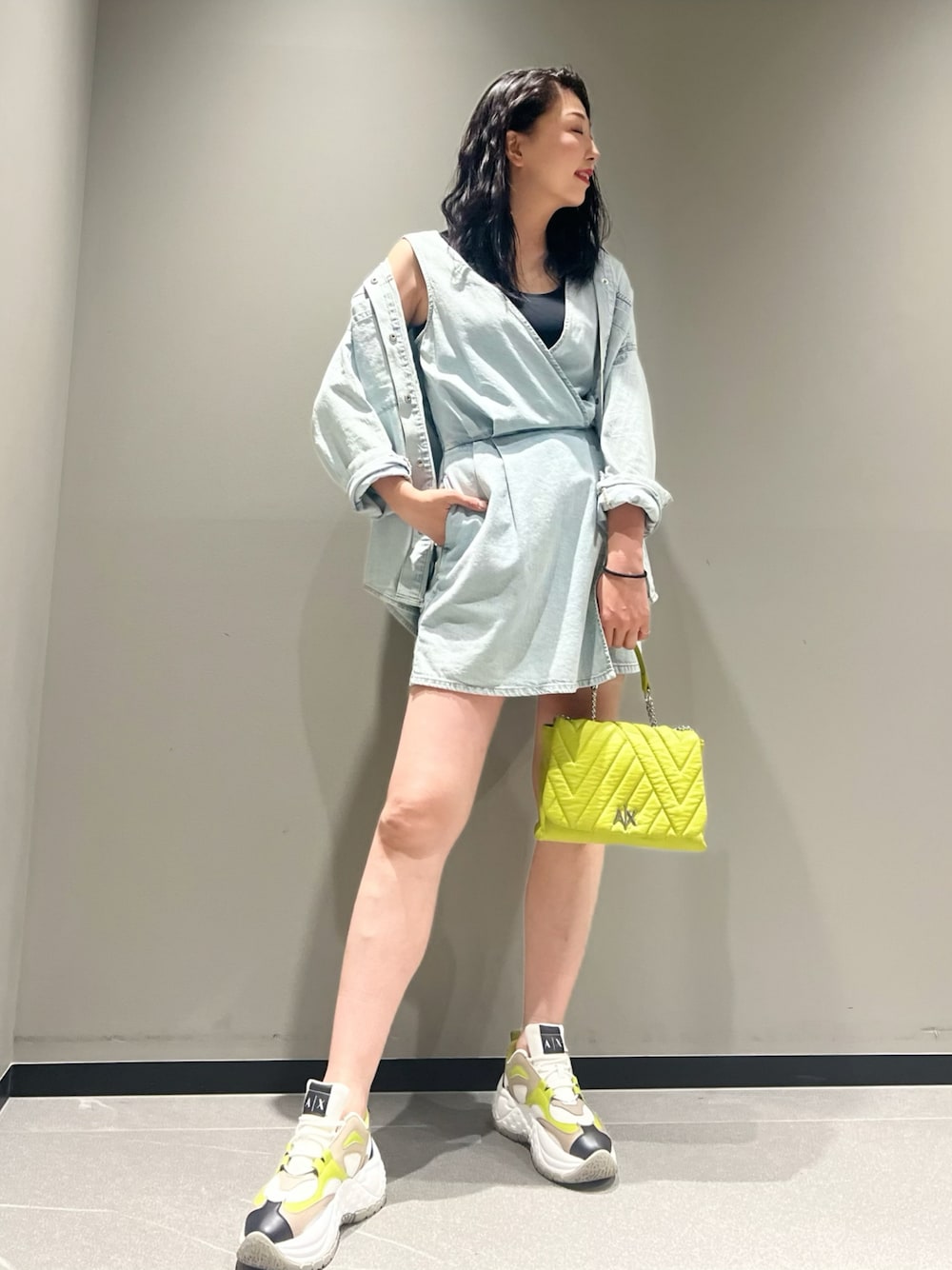 「AXchanger、AXchange、アルマーニエクスチェンジ、デニム、サロペット、デニムシャツ、ビタミンカラー、ダッドスニーカー、ショルダーバッグ、夏コーデ、フェススタイル、韓国ファッション、キャミワンピ、高身長女子、ZOZOセール2023夏」｜「ARMANI EXCHANGEの【A|X アルマーニ エクスチェンジ】デニム　ショートジャンプスーツ（サロペット/オーバーオール、ブルー系）」を使った、Queen♡さん（レディース・167cm）の夏コーディネートの1枚目の写真