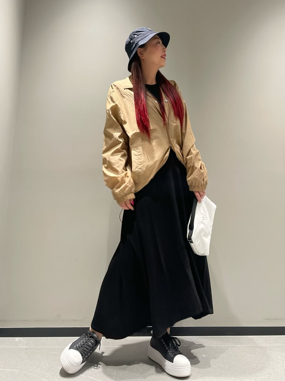 「AXchanger、AXchange、アルマーニエクスチェンジ、armaniexchange、いまどきジャケット写真、ロングワンピース、ワンピース×スニーカー、ジャケット×ワンピース、ラクチンコーデ、レイヤード、厚底スニーカー、バケットハット、ジャケット、高身長コーデ、リラックススタイル」｜「ARMANI EXCHANGEの【A|X アルマーニ エクスチェンジ】ロゴ　バケットハット（ハット、ブルー系）」を使った、Queen♡さん（レディース・167cm）の春コーディネートの1枚目の写真