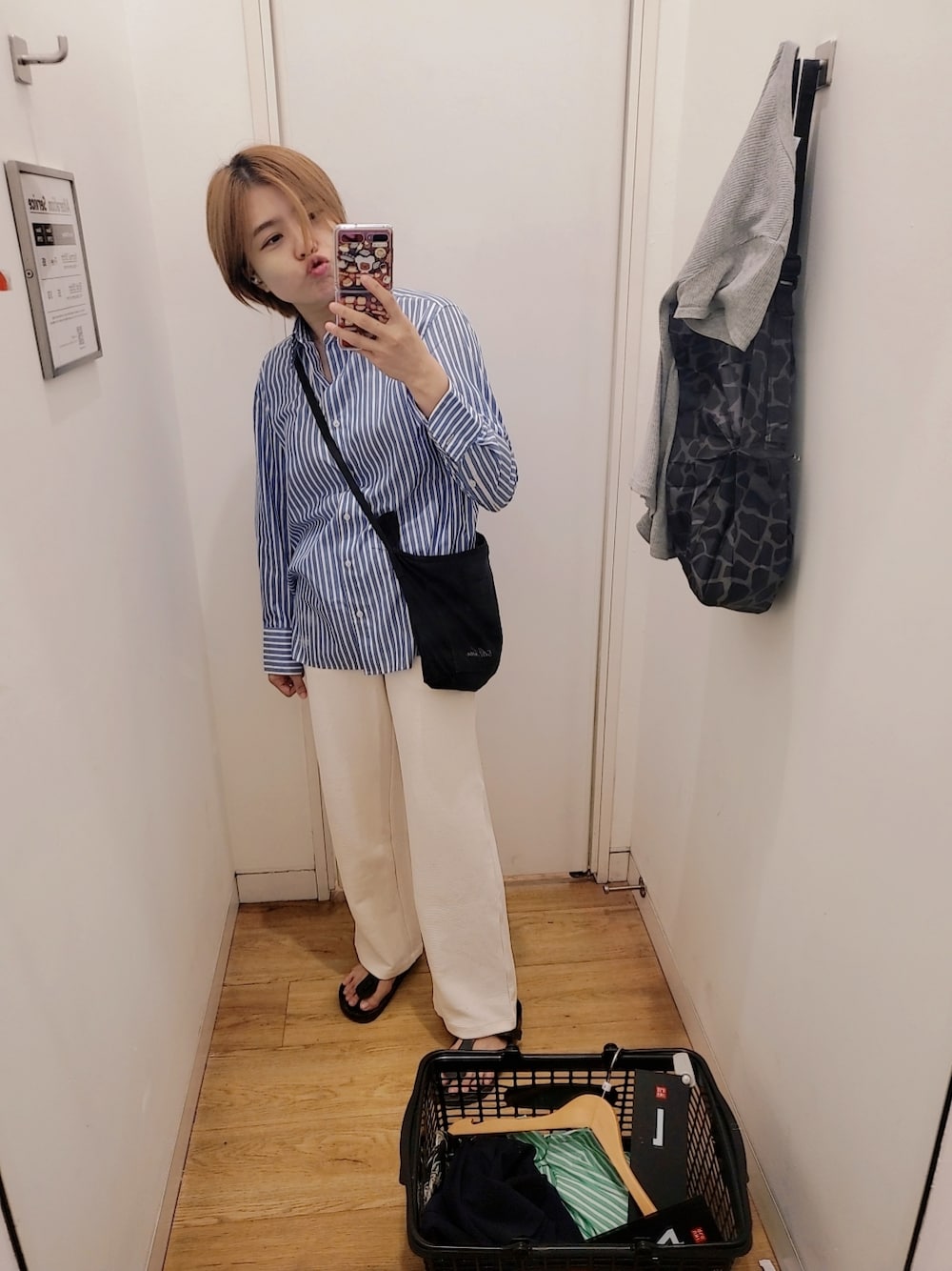 「休日コーデ、青い、リラックススタイル、白い、ootd」｜「UNIQLOのアイテム（その他パンツ、ホワイト系）」を使った、Joeyさん（レディース・168cm）の冬コーディネートの1枚目の写真
