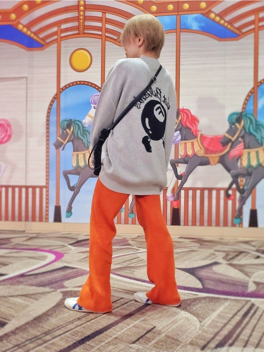 「春服コーデ、シンプルコーデ、今日のコーデ、グレー、オレンジ、ootd」｜「FREAK'S STOREのアイテム（その他パンツ、オレンジ系）」を使った、Joeyさん（レディース・173cm）の春コーディネートの1枚目の写真