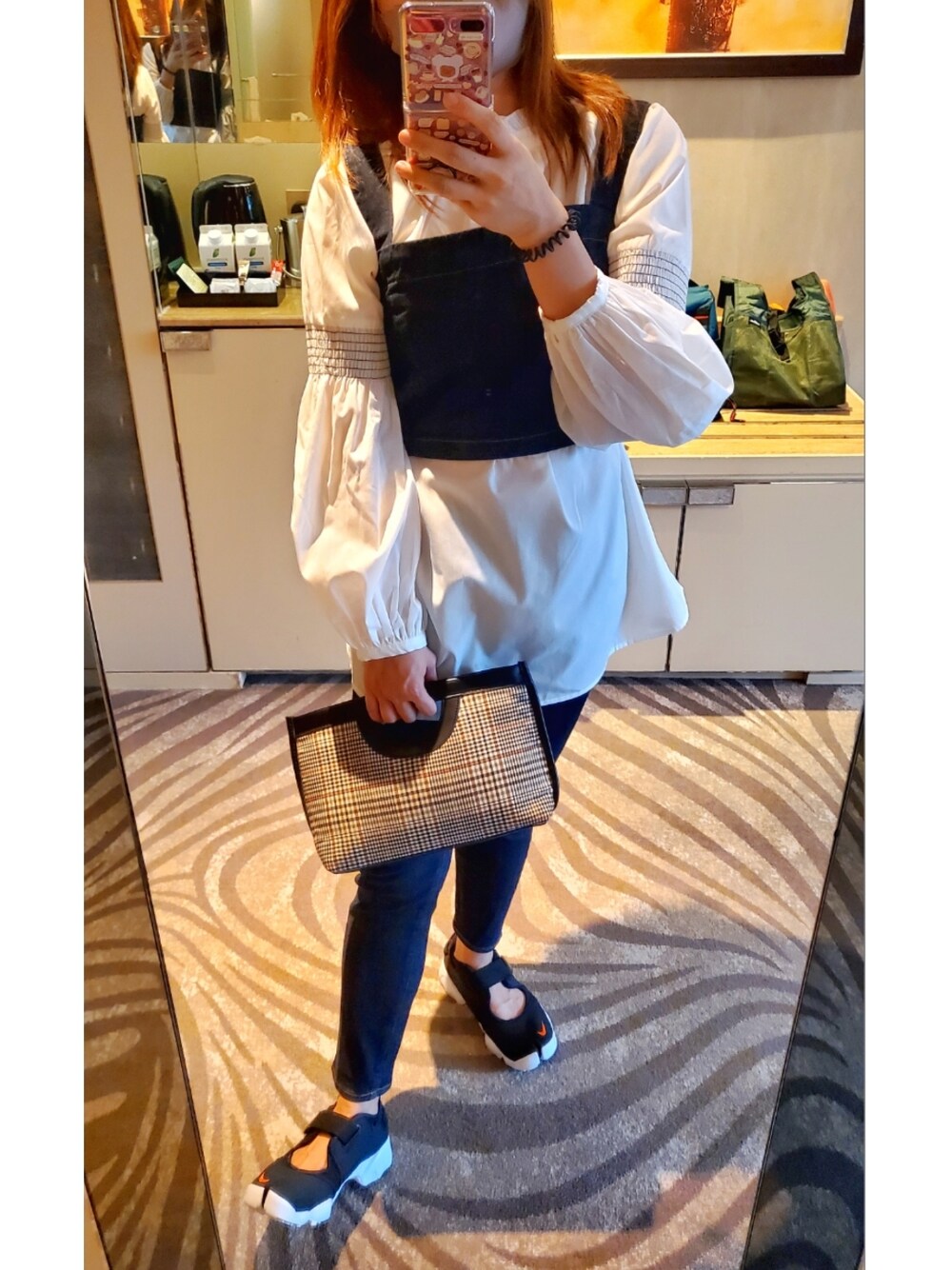 「white、白い、友達、causal、夏コーデ、サンダル、シンプルコーデ、お出かけコーデ、おしゃれさんと繋がりたい、ootd」｜「NIKEのアイテム（サンダル、ブラック系）」を使った、Joeyさん（レディース・137cm）の夏コーディネートの1枚目の写真