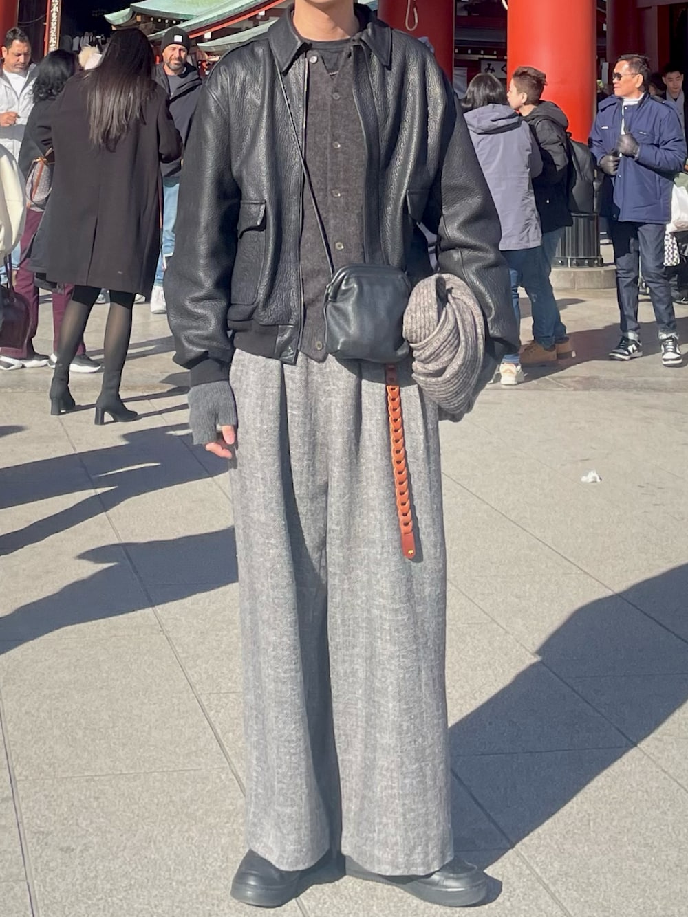 「春色、メガネ男子、今日のコーデ、LIDnM、LIDNM、レザージャケット、ニットカーディガン、ショート丈、バギーパンツ、レイヤードスタイル、キレイめ、きれいめカジュアル、おしゃれさんと繋がりたい、シンプルコーデ、春服」｜「LIDNMのA2 Ver.2 JACKET（ブルゾン、ブラック系）」を使った、ひらひらさん（メンズ・180cm）の冬コーディネートの1枚目の写真