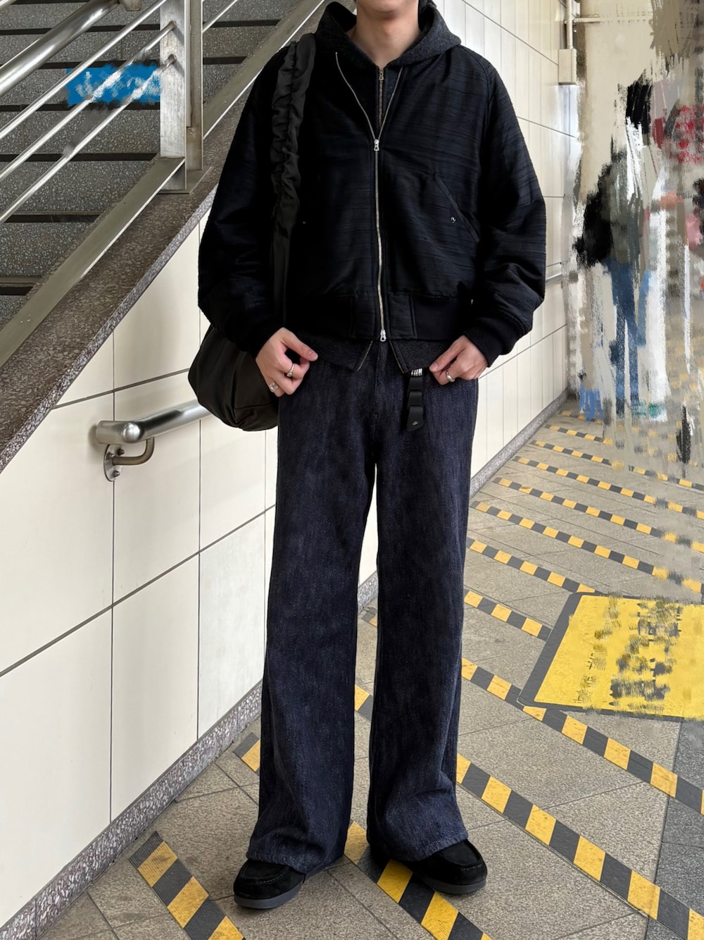 「春めき満開コーデ、ショルダーバッグ、おしゃれさんと繋がりたい、今日のコーデ、きれいめカジュアル、革靴、LIDnM、LIDNM、ootd、ジップパーカー、MA-1、デニム、オトナカジュアル、シンプルコーデ、ブラック」｜「LIDNMのWILD SILK L2-B（MA-1、ブラック系）」を使った、ひらひらさん（メンズ・180cm）の春コーディネートの1枚目の写真