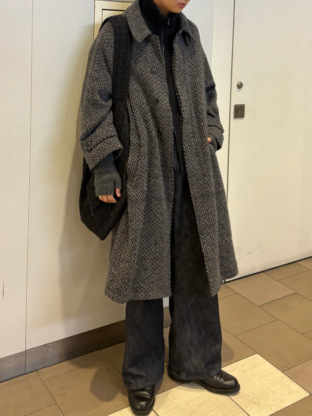 POLYPLOIDのステンカラーコートを使った人気ファッション