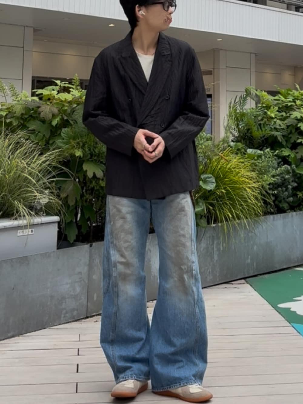 「最近のいい感じコーデ、ワイドパンツ、お洒落さんとつながりたい、きれいめカジュアル、テーラードジャケット、スニーカー、春コーデ、ブルー、LIDnM、LIDNM、NVRFRGT、ootd、ゆるコーデ、おしゃれさんと繋がりたい、スニーカーコーデ」｜「LIDNMのSILK LINEN SUCKER JACKET（テーラードジャケット、ブラック系）」を使った、ひらひらさん（メンズ・180cm）の春コーディネートの1枚目の写真
