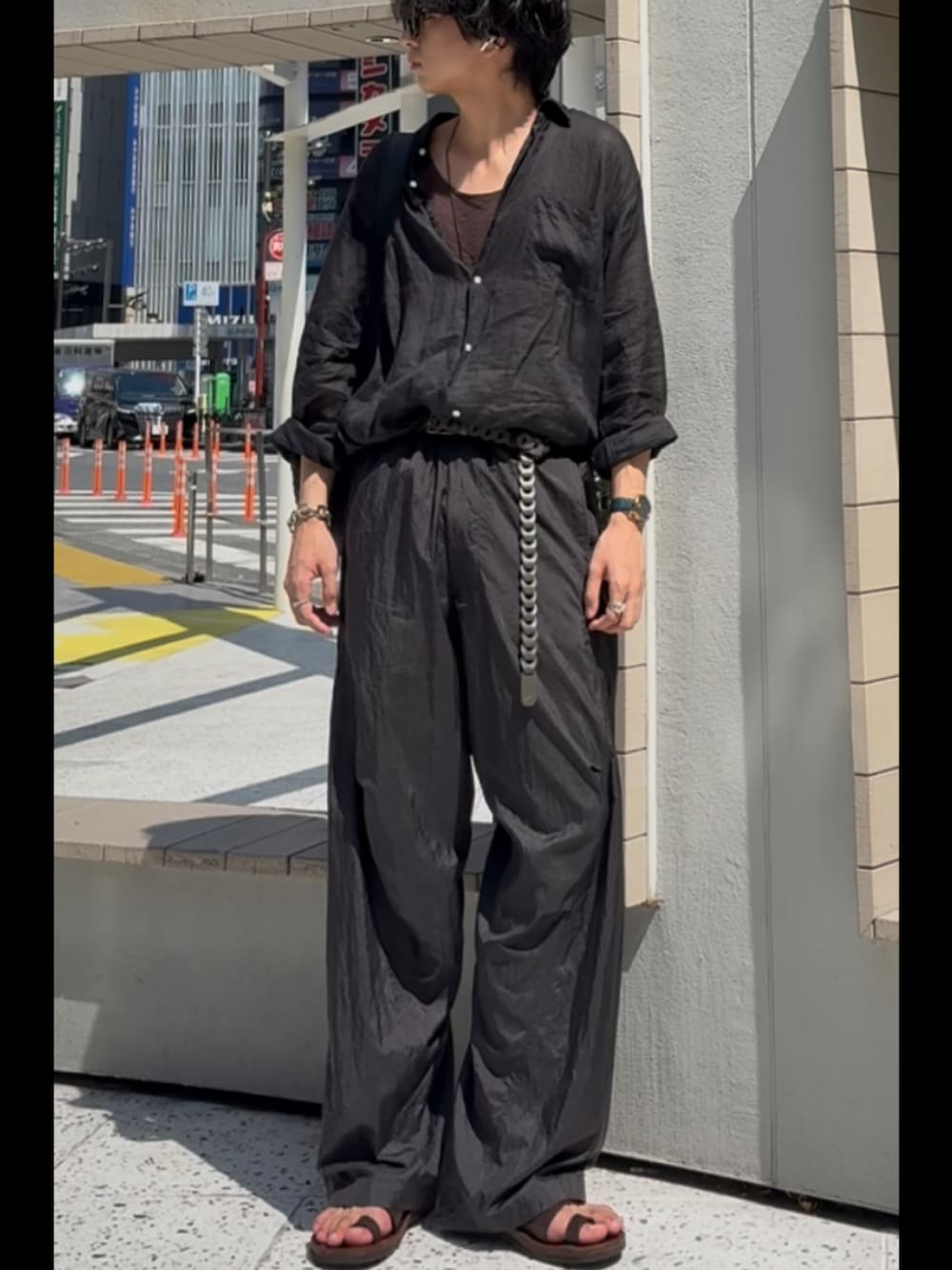 ブラック系のシャツ/ブラウス、ブラック系のその他パンツ、ブラウン系のサンダルを着用したメンズの秋コーディネートの1枚目の写真