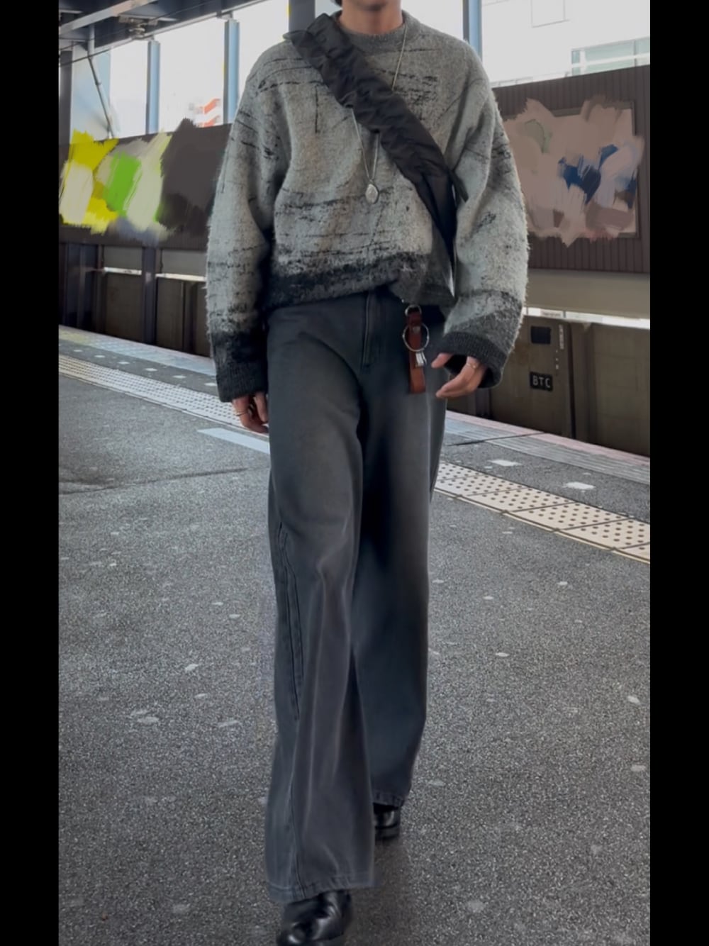 「ニット、デニム、お洒落さんとつながりたい、モヘアニット、グレー、ブーツ、きれいめカジュアル、ラフ、LIDnM、LIDNM、秋服、シルバーアクセサリー、ootd、タックイン、おでかけコーデ」｜「LIDNMのLINDA VACHON JACQUARD KNIT（ニット/セーター、グレー系）」を使った、ひらひらさん（メンズ・180cm）の秋コーディネートの1枚目の写真