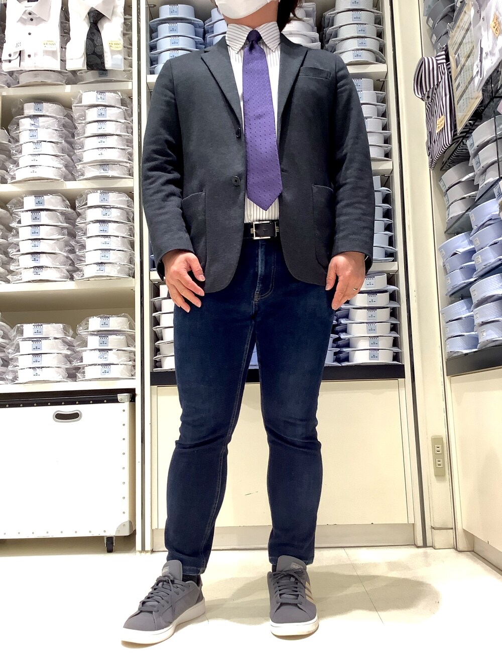 グレー系のビジネスシャツ、その他のネクタイ、グレー系のジャケット/アウターを着用したメンズの冬コーディネートの1枚目の写真
