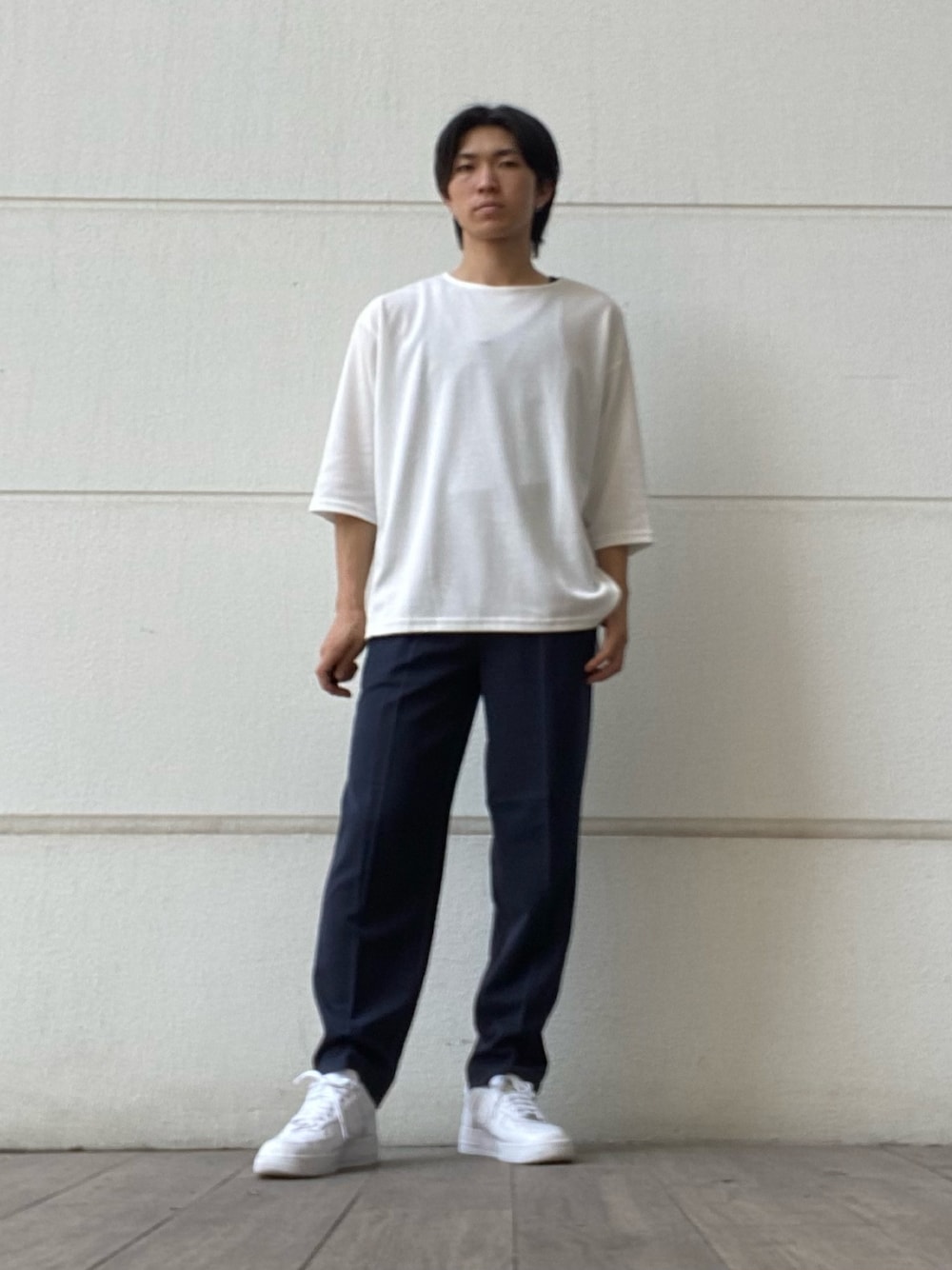 ホワイト系のTシャツ/カットソー、ブルー系のその他パンツを着用したメンズの秋コーディネートの1枚目の写真