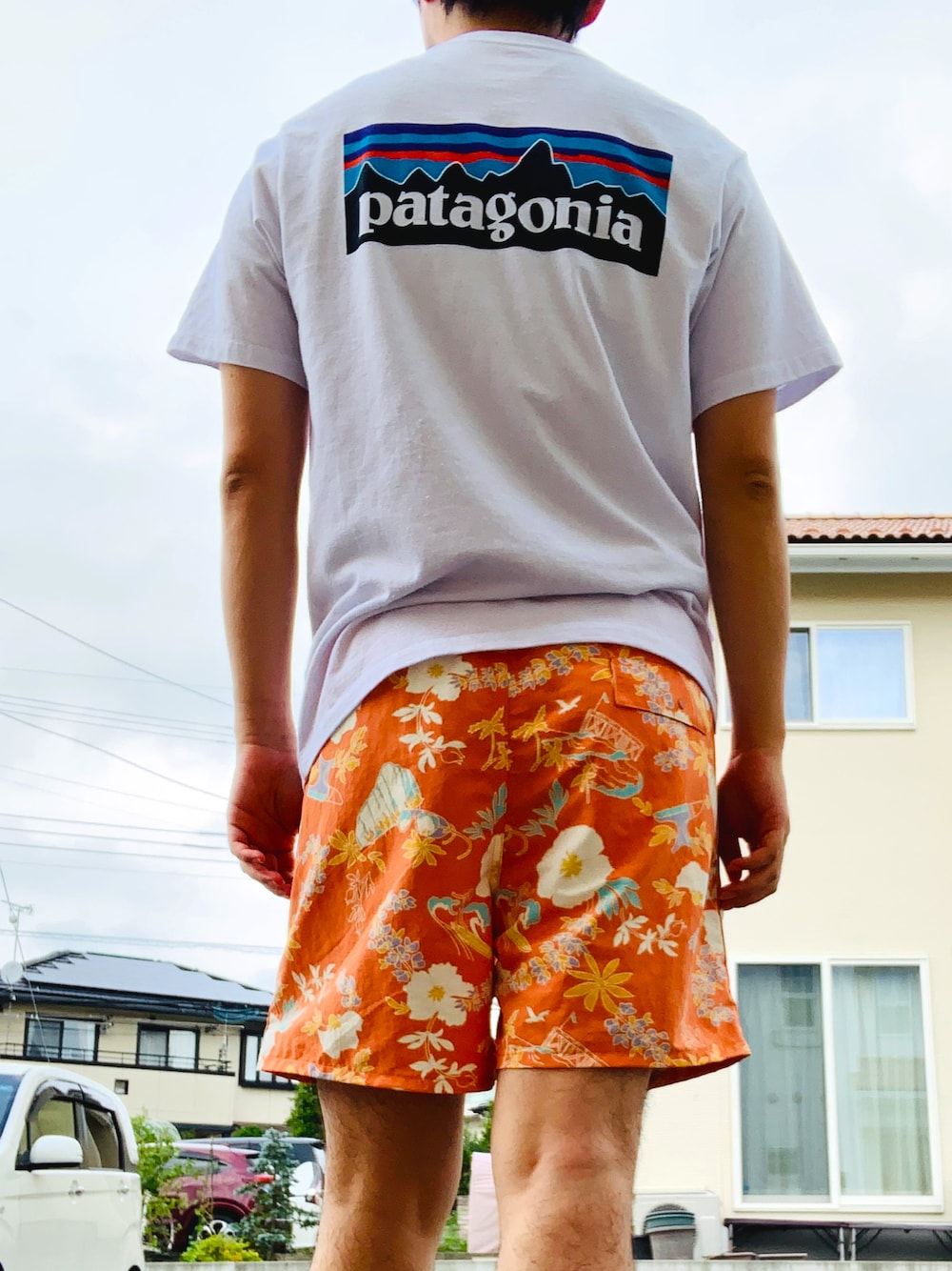 「夏コーデ、休日スタイル、カジュアルコーデ、Ｔシャツ、ハーフパンツ、白Tシャツ、バギーズショーツ、patagonia、パタゴニア、おしゃれさんと繋がりたい、おしゃれになりたい、メンズコーデ、リラックススタイル、リゾートスタイル、アクティブコーデ」｜「patagoniaのpatagonia / パタゴニア　P6 ロゴ レスポンシビリティー P6 LOGO RESPONSIBILI-TEE（Tシャツ/カットソー、ホワイト系）」を使った、kin623さん（メンズ・173cm）の夏コーディネートの1枚目の写真