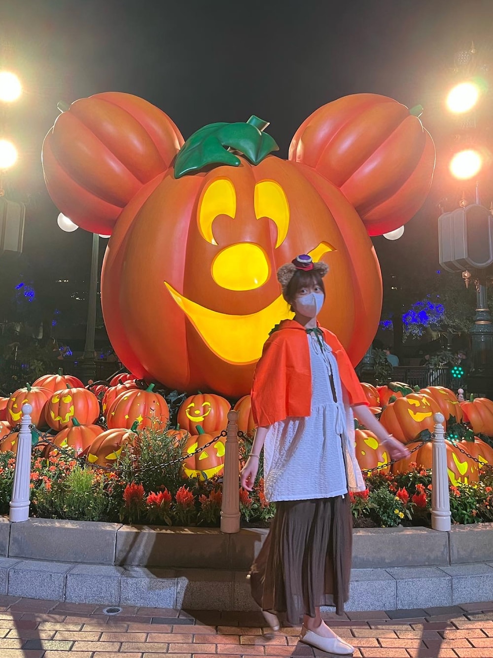 「秋ルック紹介するよ、秋のコーデ、秋、秋色、halloween、ootd、Disneyland、休日スタイル、今日のコーデ、今日の服、LOWRYS FARM、3coins」｜「allforyouのアイテム（トップス、ホワイト系）」を使った、𝕎𝕀ℕ𝔾さん（レディース・165cm）の秋コーディネートの1枚目の写真