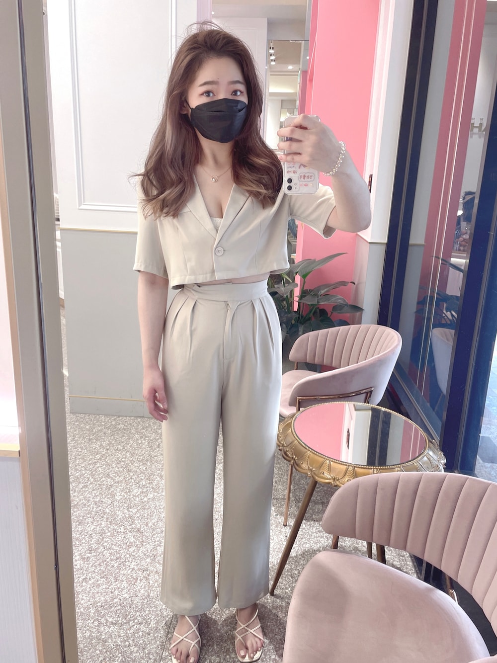 ベージュ系のパンツ、ベージュ系のジャケット/アウターを着用したレディースの夏コーディネートの1枚目の写真