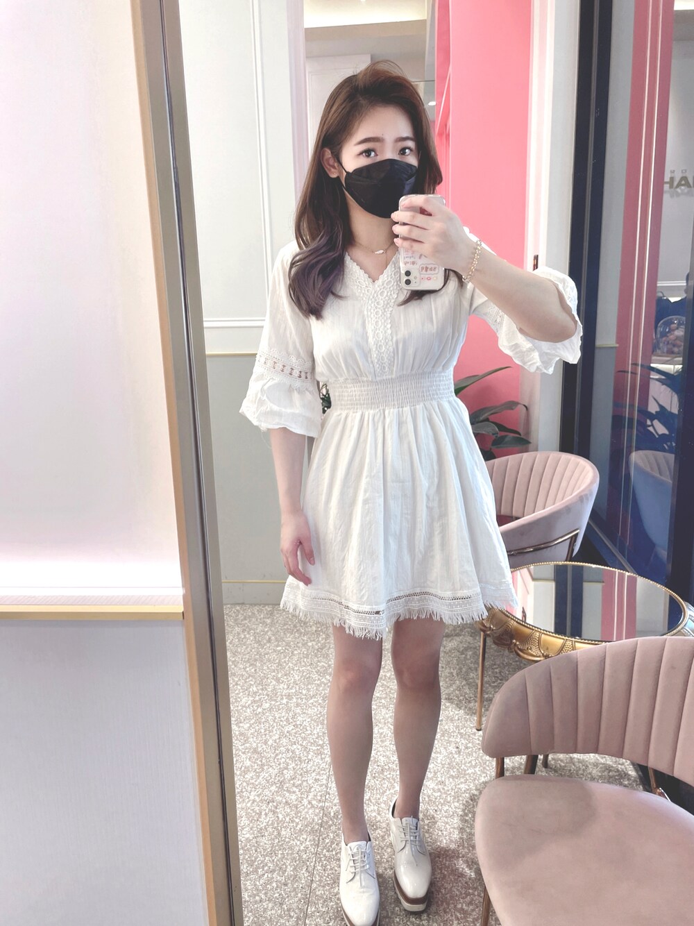 ホワイト系のワンピース/ドレスを着用したレディースの夏コーディネートの1枚目の写真