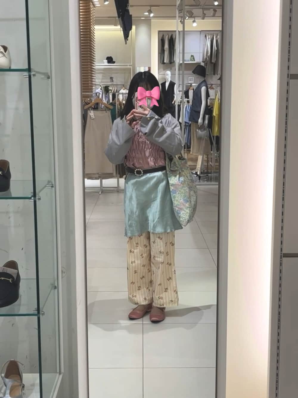 「グレージャケット、古着コーデ、古着MIX、ミントスカート、花柄パンツ、ピンクトップス、ピンクコーデ、フレンチガーリー×古着」｜「古着のアイテム（パンプス、ピンク系）」を使った、𝐌𝐢さん（骨格ウェーブ・レディース・149cm）の春コーディネートの1枚目の写真
