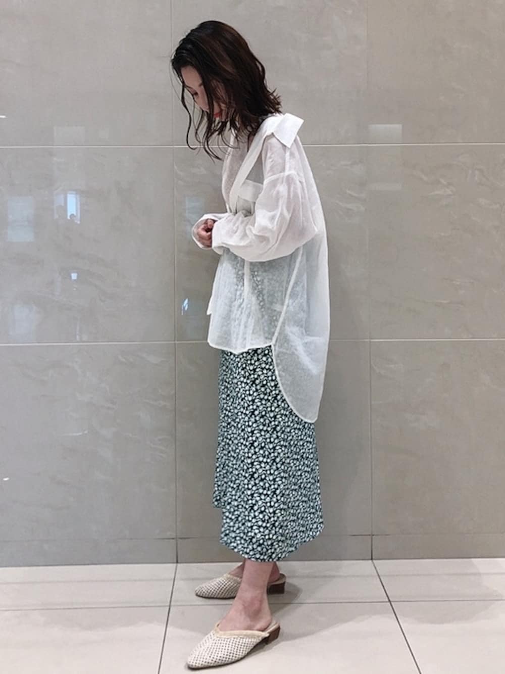 ホワイト系のシャツ/ブラウス、ベージュ系のニット/セーターを着用したレディースの春コーディネートの1枚目の写真