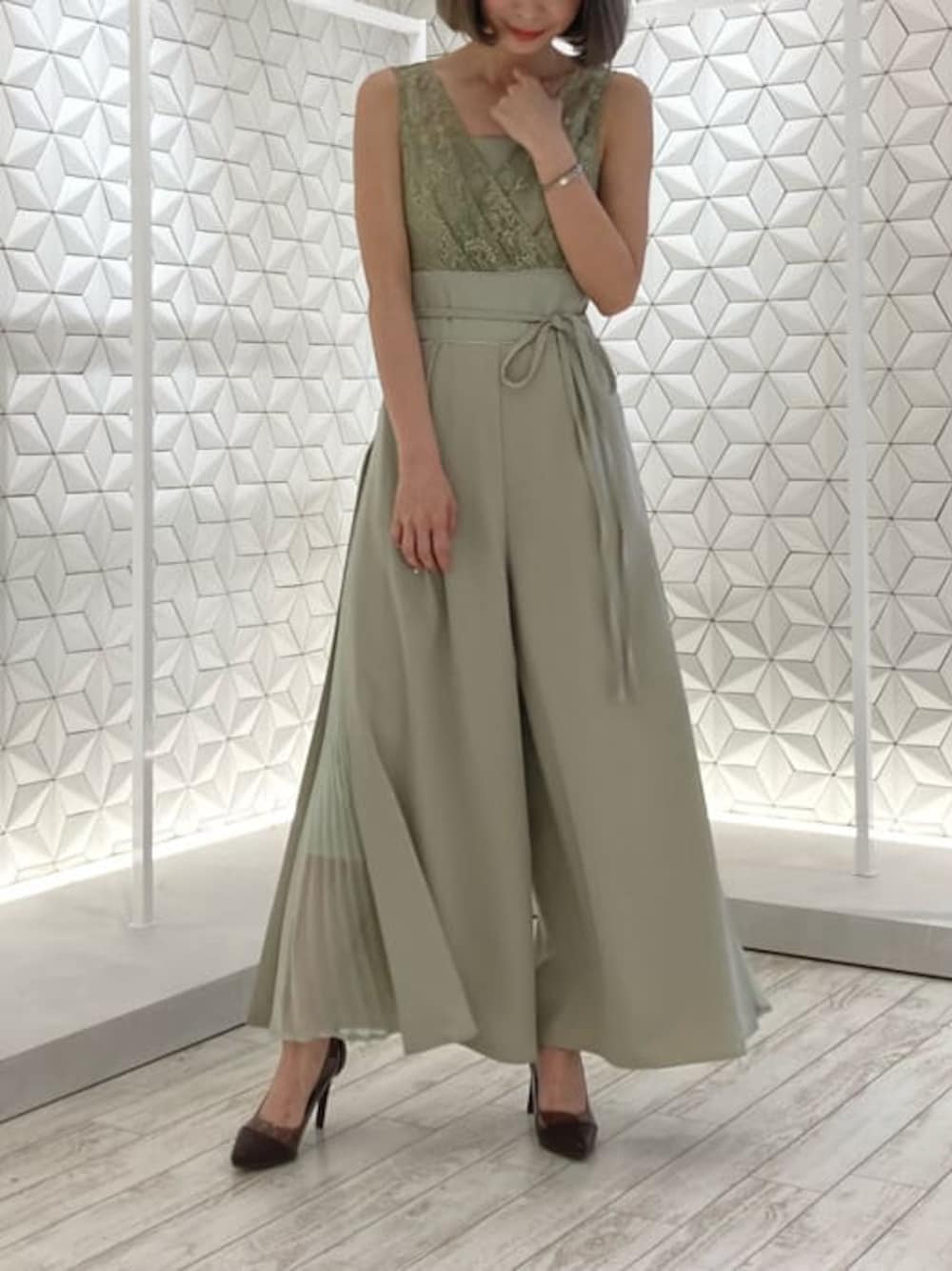 グリーン系のワンピースを着用したレディースの夏コーディネートの1枚目の写真