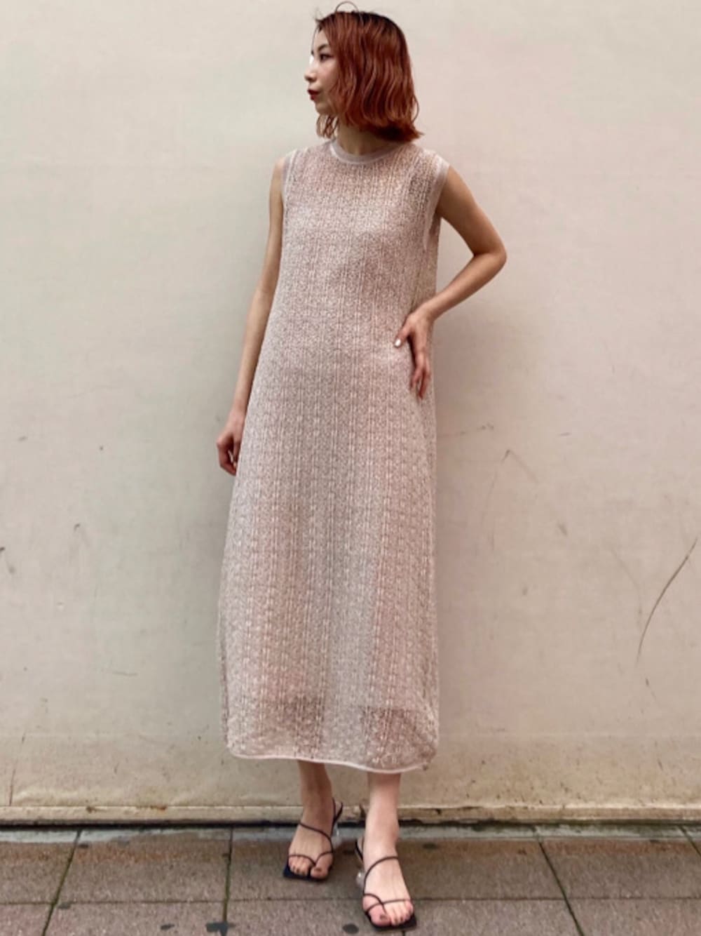 ベージュ系のワンピースを着用したレディースの春コーディネートの1枚目の写真