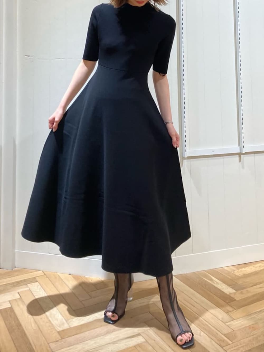 ブラック系のワンピース、ブラック系のその他シューズを着用したレディースの夏コーディネートの1枚目の写真