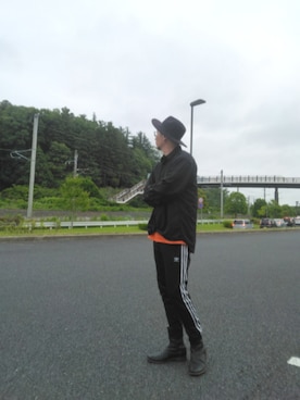 「adidas（アディダス）の古着 adidasトラックパンツ（その他パンツ、ブラック系）」を使った、ひこたさん（メンズ・179cm）の夏コーディネート