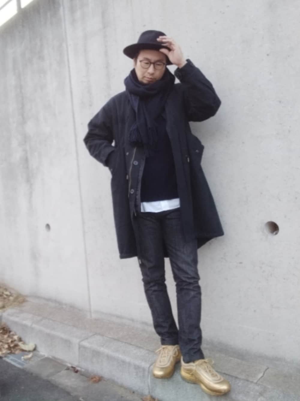 ブラック系のデニムパンツ、ブラック系のモッズコート、ブラック系のニット/セーターを着用したメンズの冬コーディネートの1枚目の写真