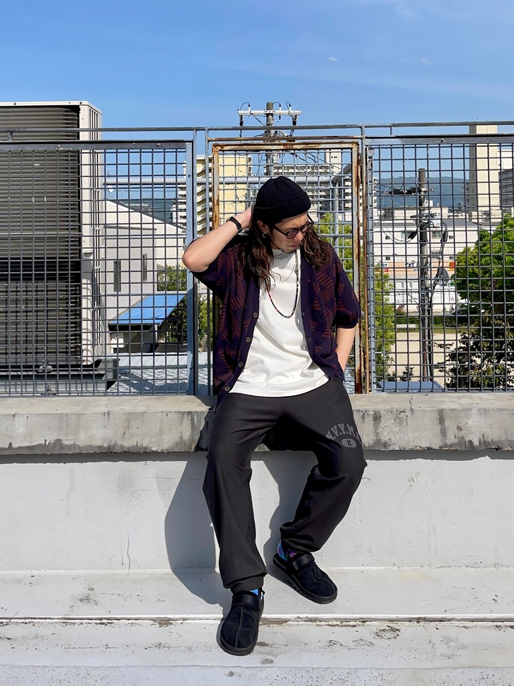 ホワイト系のトップス、ブルー系のカーディガン/ボレロ、グレー系のスウェットパンツを着用したメンズの春コーディネートの1枚目の写真