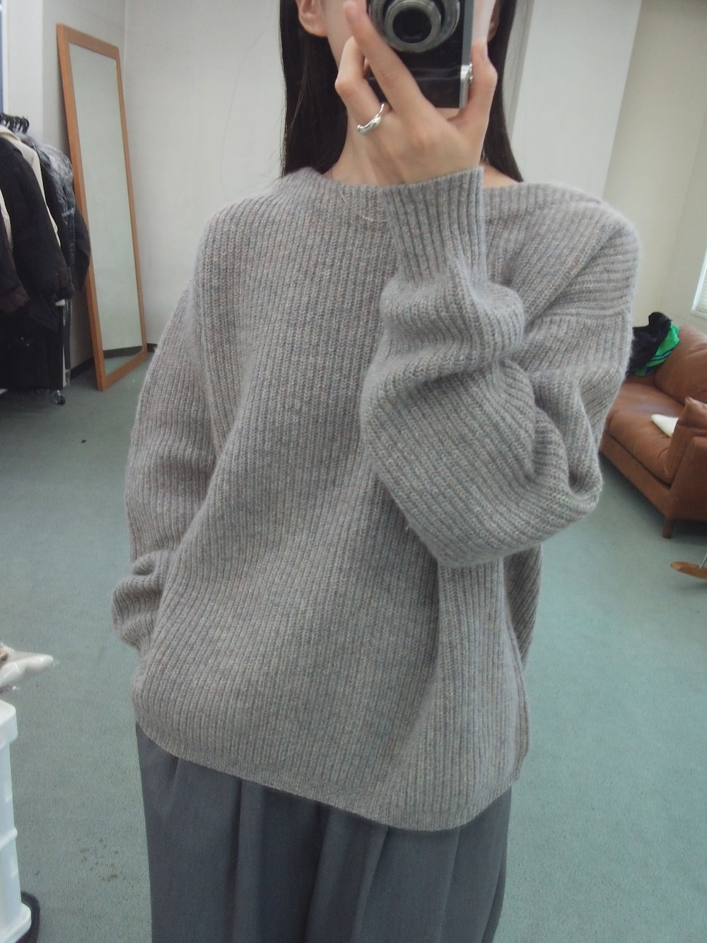 グレー系のニット/セーター、グレー系のその他パンツ、ブルー系のその他アウターを着用したレディースの秋コーディネートの1枚目の写真