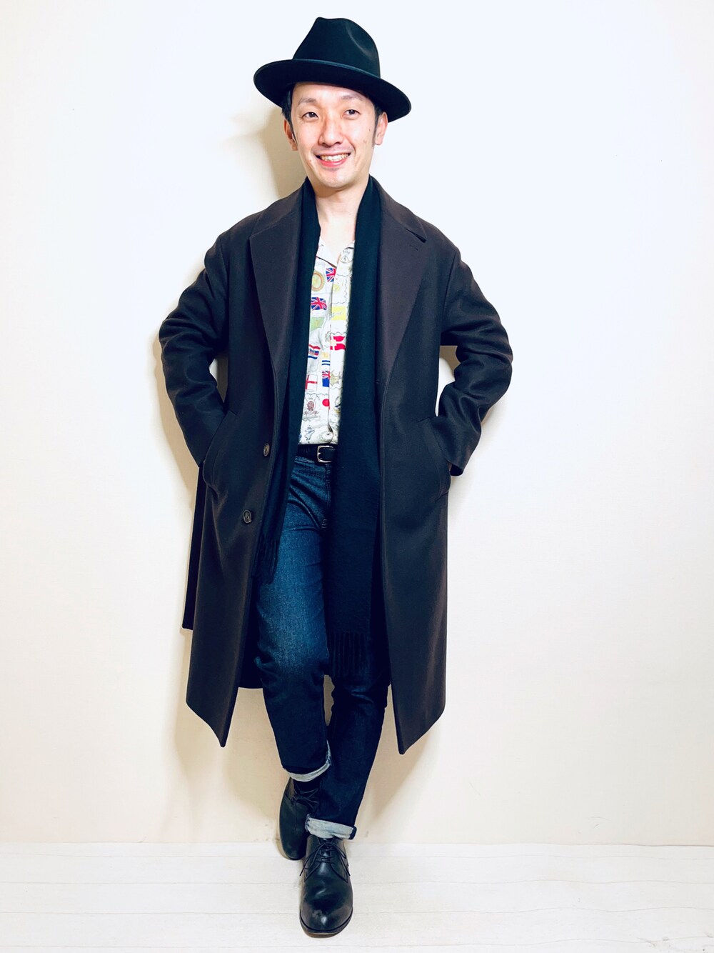 ブルー系のデニムパンツ、ブラック系のマフラーを着用したメンズの冬コーディネートの1枚目の写真