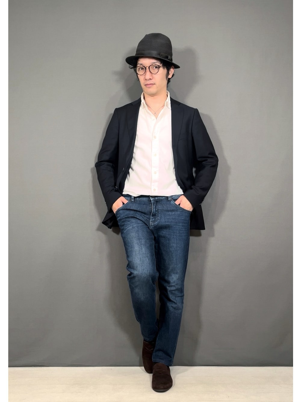 ブラック系のテーラードジャケット、ホワイト系のシャツ/ブラウス、ブルー系のデニムパンツを着用したメンズの春コーディネートの1枚目の写真