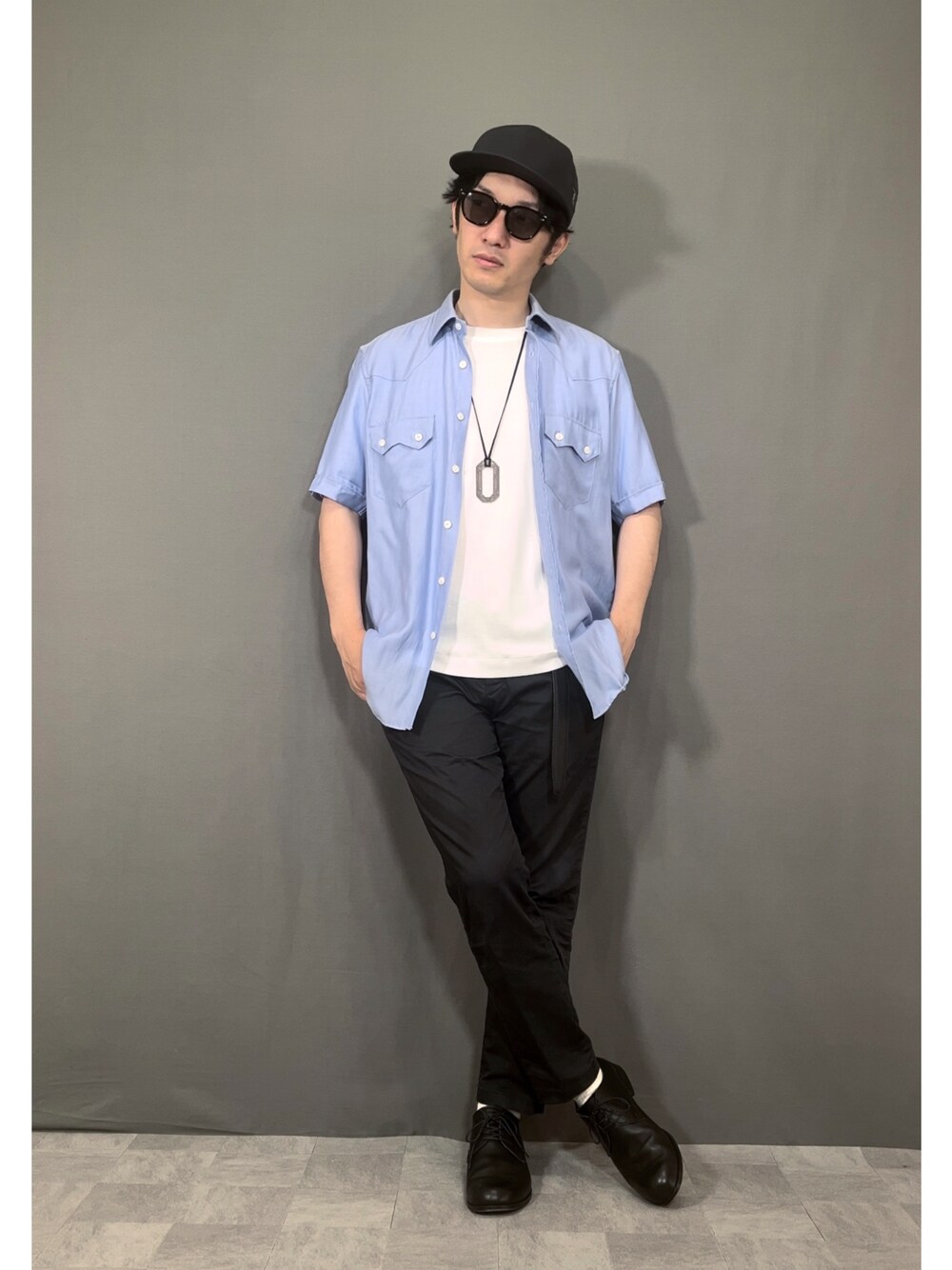 ブルー系のシャツ/ブラウス、ホワイト系のTシャツ/カットソー、ブラック系のスラックスを着用したメンズの夏コーディネートの1枚目の写真