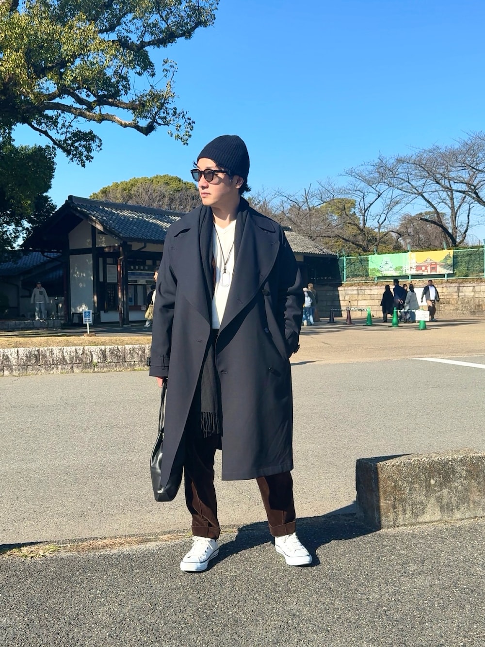 ブルー系のトレンチコートを着用したメンズの冬コーディネートの1枚目の写真