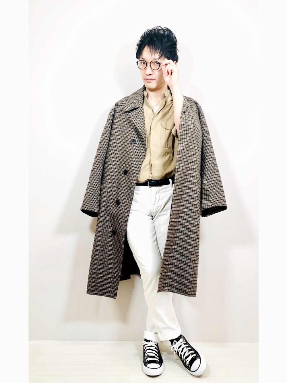 ブラック系のスニーカー、ベージュ系のシャツ/ブラウスを着用したメンズの冬コーディネートの1枚目の写真