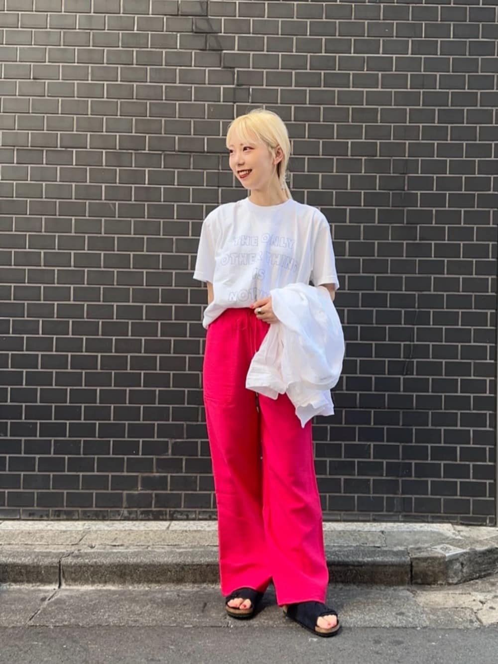 ブルー系のサンダル、ホワイト系のTシャツ/カットソー、ピンク系のその他パンツを着用したレディースの春コーディネートの1枚目の写真