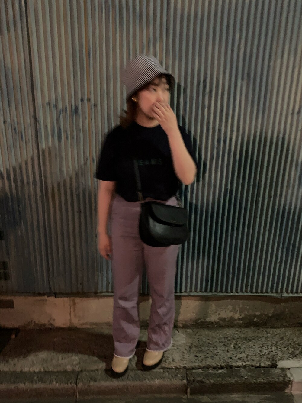 グリーン系のデニムパンツ、ブルー系のTシャツ/カットソー、ブラック系のショルダーバッグを着用したレディースの夏コーディネートの1枚目の写真