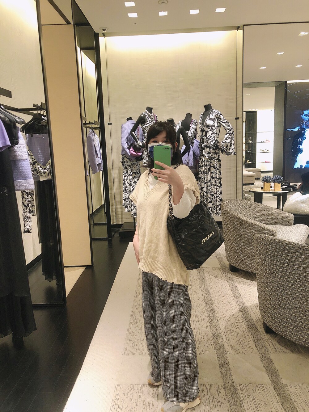 「ootd、球鞋、休閒、復古、基礎款、New Balance、小個子、小隻女、chanel、低身長、低身長女子、寬褲、格紋、背心」｜「CHANELのアイテム（ショルダーバッグ、ブラック系）」を使った、lily🇹🇼🇹🇼さん（レディース・151cm）の春コーディネートの1枚目の写真