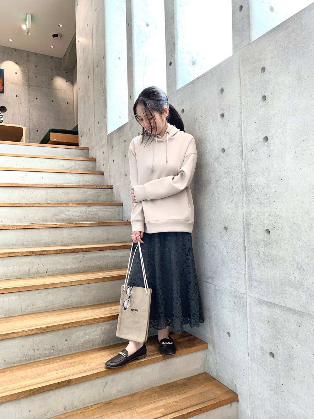 「秋コーデ、レーススカート、パーカー、パーカーコーデ、メガネ女子、kearny、tembea、ローファー、アーバンリサーチ、30代、オトナカジュアル、くすみカラー、キャンバスバッグ、スカートスタイル、低身長コーデ」｜「TEMBEAのアイテム（バッグ、ブラック系）」を使った、yamamotoさん（レディース・155cm）の秋コーディネートの1枚目の写真