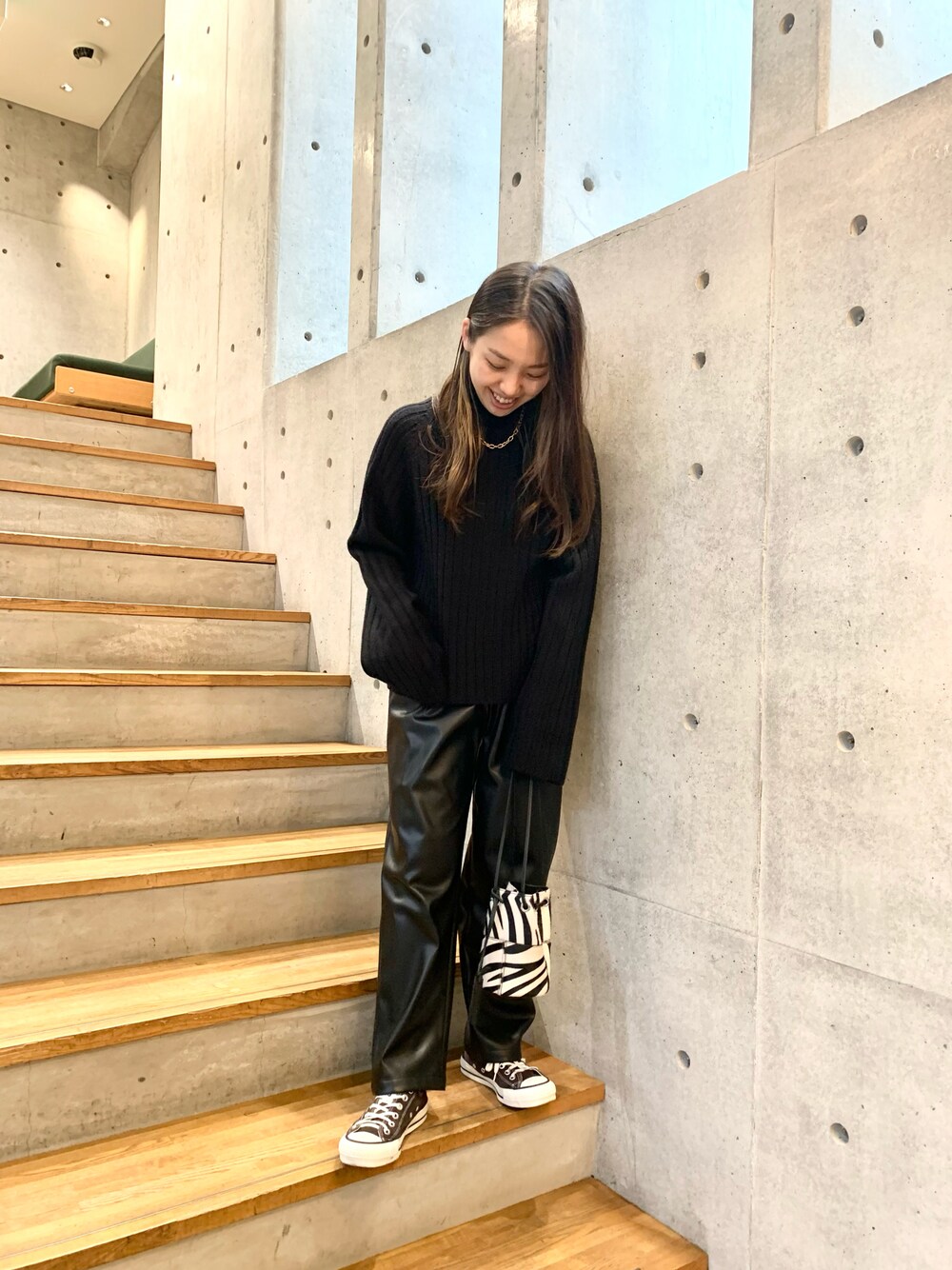 「秋冬コーデ、オールブラック、ニット、レザーパンツ、marco masi、ゼブラ柄、コンバース、ゴールドアクセ、低身長コーデ、アーバンリサーチ、converse、30代、ブラックコーデ、156cm、休日スタイル」｜「URBAN RESEARCHのCONVERSE　キャンバスオールスター J OX（スニーカー、ブラウン系）」を使った、yamamotoさん（レディース・155cm）の秋コーディネートの1枚目の写真